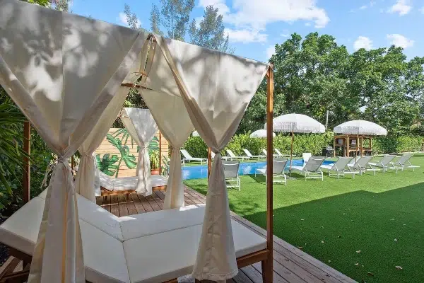 daybed miami coatie erotravel