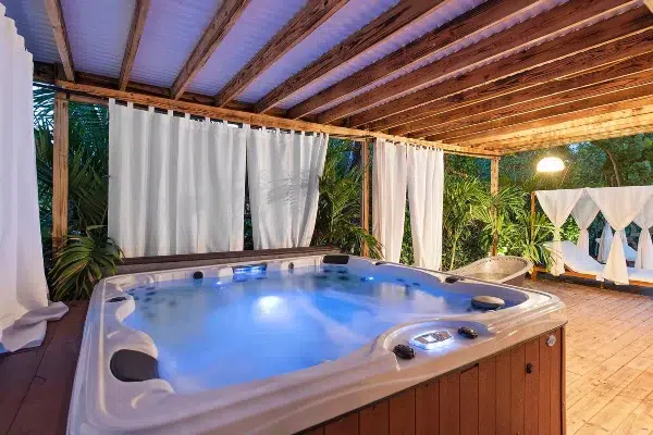 jacuzzi miami coatie erotravel